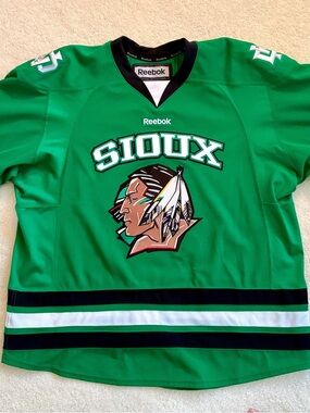 University of North Dakota Fighting Sioux Hockey Jersey NWT